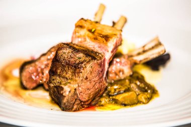 Restorandaki yemek. Yemek tasarımı ve restoran yemeği servisi. Gurme restoran menüsü konsepti. Yaratıcı stilist restoran 