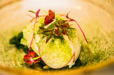 Restorandaki yemek. Yemek tasarımı ve restoran yemeği servisi. Gurme restoran menüsü konsepti. Yaratıcı stilist restoran 