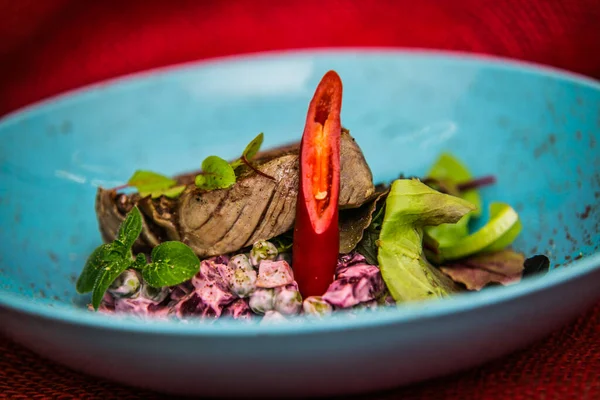 Restorandaki yemek. Yemek tasarımı ve restoran yemeği servisi. Gurme restoran menüsü konsepti. Yaratıcı stilist restoran 