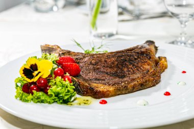Lezzetli ızgara biftek ve salata. Restorandaki yemek. Yemek tasarımı ve restoran yemeği servisi. Gurme restoran menüsü konsepti. Yaratıcı stilist restoran 