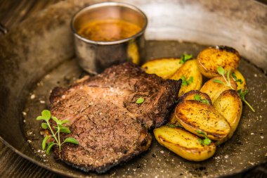 Restorandaki yemek. Yemek tasarımı ve restoran yemeği servisi. Gurme restoran menüsü konsepti. Yaratıcı stilist restoran 