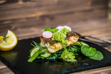 Restorandaki yemek. Yemek tasarımı ve restoran yemeği servisi. Gurme restoran menüsü konsepti. Yaratıcı stilist restoran 