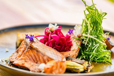 Restorandaki yemek. Yemek tasarımı ve restoran yemeği servisi. Gurme restoran menüsü konsepti. Yaratıcı stilist restoran 