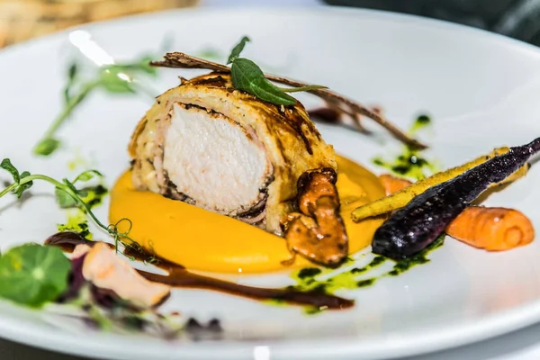 Restorandaki yemek. Yemek tasarımı ve restoran yemeği servisi. Gurme restoran menüsü konsepti. Yaratıcı stilist restoran 