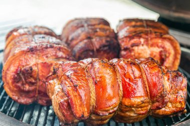 Taze, lezzetli ızgara porchetta. Barbeküde ızgara porchetta. Izgaradaki porchetta 'nın yakın çekimi, çıtır çıtır derinin ayrıntıları. 