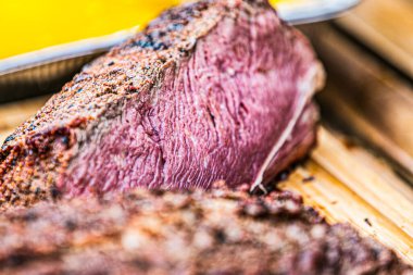 Taze, lezzetli ızgara et. Barbeküde ızgara biftek. Izgara bifteğin manzarasını kapat.