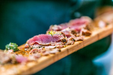 Şef lezzetli kavrulmuş et hazırlar. Taze kavrulmuş et closeup