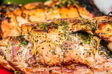 Taze, lezzetli ızgara porchetta. Barbeküde ızgara porchetta. Izgaradaki porchetta 'nın yakın çekimi, çıtır çıtır derinin ayrıntıları. 