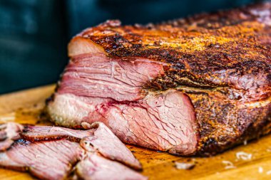 Taze, lezzetli ızgara et. Barbeküde ızgara biftek. Izgara bifteğin manzarasını kapat.