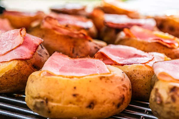 Pommes Terre Bacon Frais Délicieux Sur Gril Gros Plan Griller — Photo