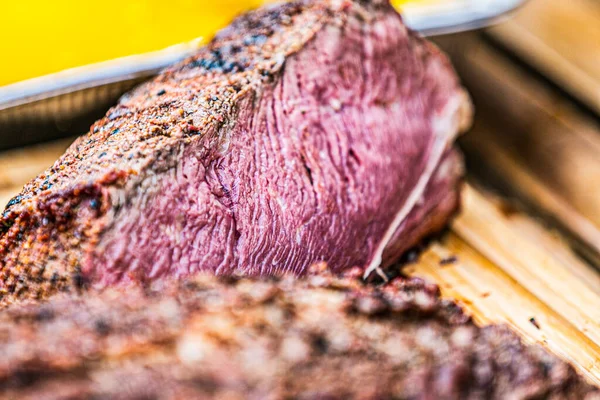 Taze, lezzetli ızgara et. Barbeküde ızgara biftek. Izgara bifteğin manzarasını kapat.