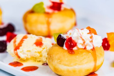 Lezzetli çörekler. Tatlı jöleli ve dekorasyonlu tatlı çörekler. Yakın çekim.