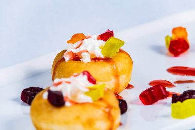 Lezzetli çörekler. Tatlı jöleli ve dekorasyonlu tatlı çörekler. Yakın çekim.