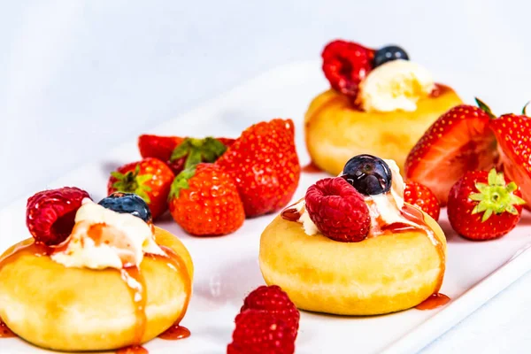 Lezzetli çörekler. Farklı taze meyve ve süslemeli tatlı çörekler. Yakın çekim.