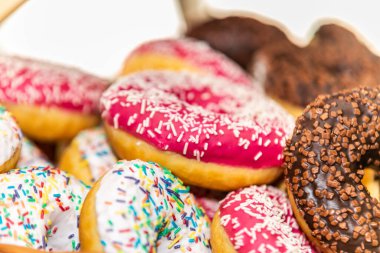 Lezzetli çörekler. Tatlı jöleli ve dekorasyonlu tatlı çörekler. Kapatma