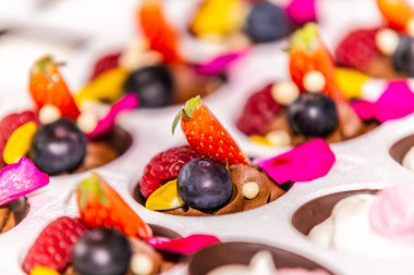 Farklı taze meyveli tatlı. Ev yapımı tatlı. Yakın plan.