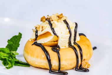 Lezzetli çörekler. Tatlı jöleli ve dekorasyonlu tatlı çörekler. Kapatma