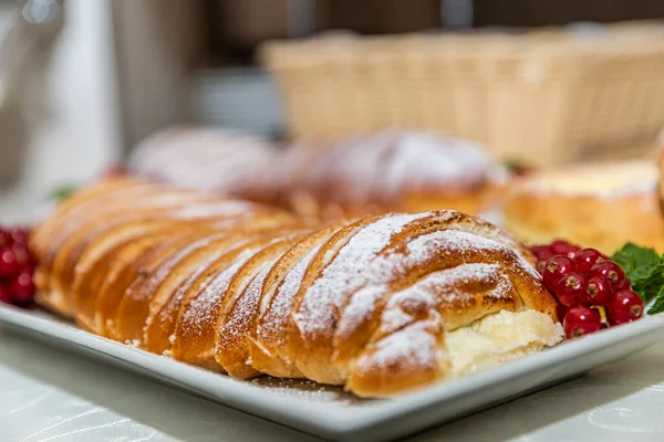 Deliciosos Productos Panadería Fresca Sabrosa Mesa Primer Plano — Foto de Stock