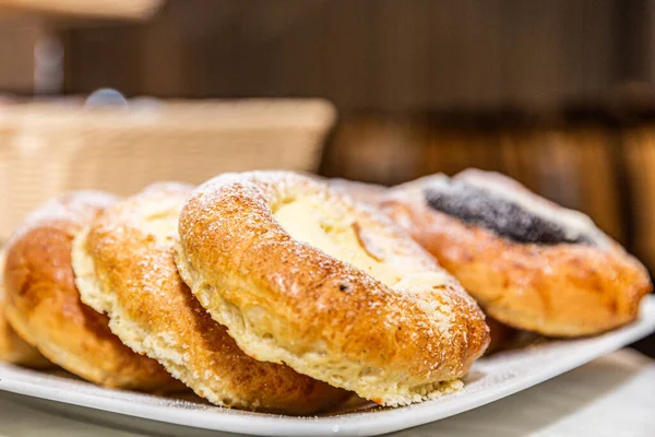 Deliziosi Gustosi Prodotti Forno Freschi Tavola Primo Piano — Foto Stock