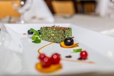 Farklı taze meyveli lezzetli tatlı. Yakın çekim.