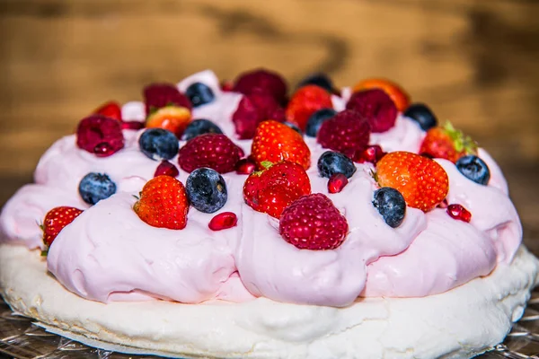 新鮮なフルーツと甘いクリームのパブロバデザート — ストック写真