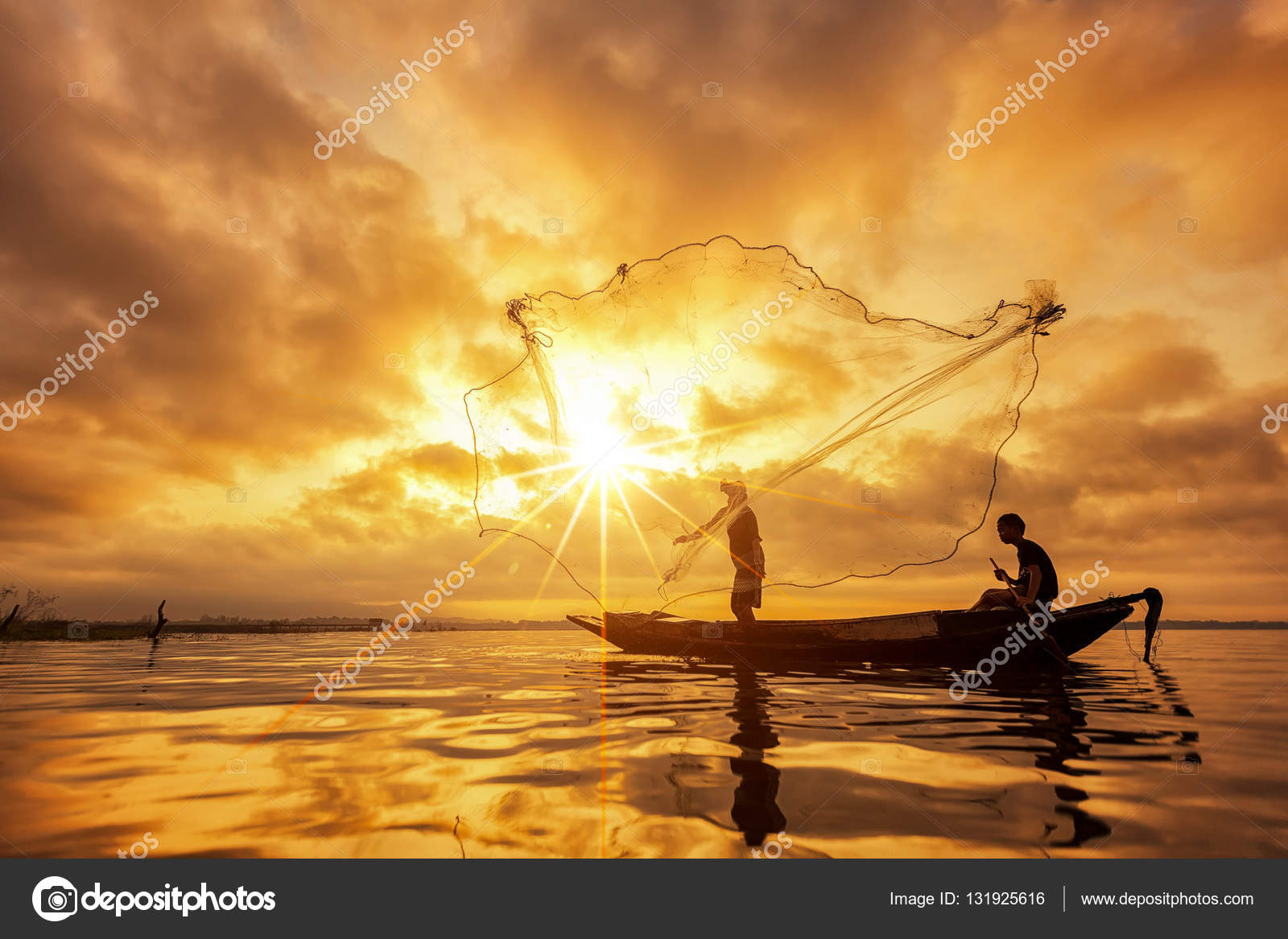 Fishermen casting net for catching fish — Stock Photo © anekoho #131925616