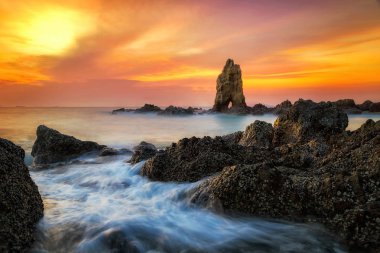 Deniz dalgaları kayalara çarpıyor