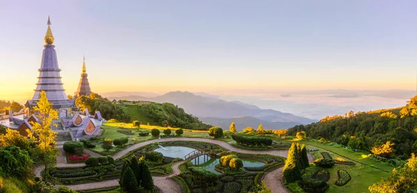 Dos pagodas en la cima de la montaña Inthanon —  Fotos de Stock