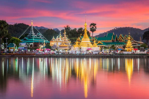 Wat Jongklang tijdens zonsondergang met reflectie op water — Stockfoto