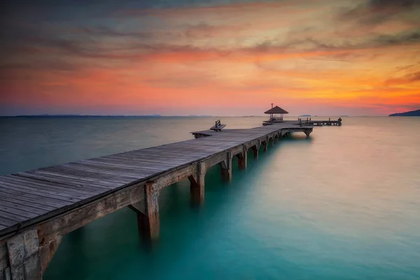 Muelle de madera durante la puesta del sol —  Fotos de Stock