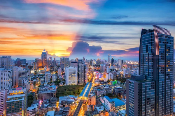 Bangkok stad tijdens zonsondergang — Stockfoto