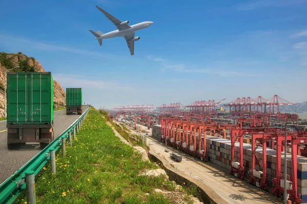 Vrachtwagen transportcontainers op weg naar de haven — Stockfoto