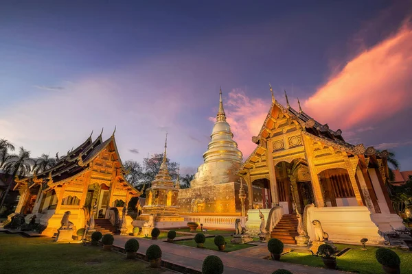 Phra Singh temple during sunset — Stock Photo, Image