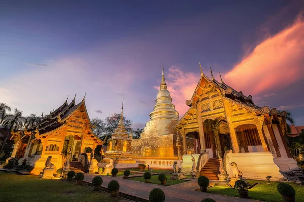 Phra Singh templo durante o pôr do sol — Fotografia de Stock