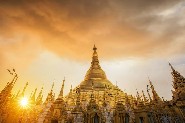 Templom és a Shwedagon Pagoda — Stock Fotó