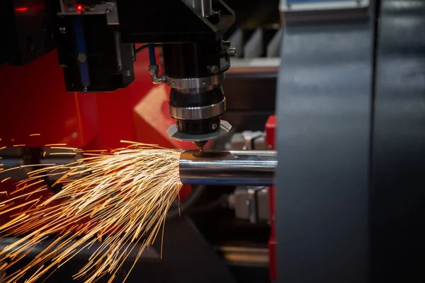 Cutting of sheet metal — Stock Photo, Image