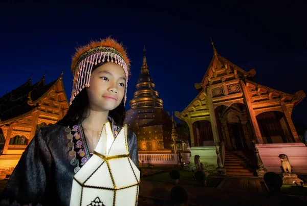 Thai girl in Phra Singh temple — Stock Photo, Image