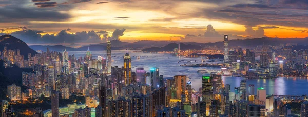 Tramonto su Victoria Harbor visto in cima Victoria Peak con Ho — Foto Stock