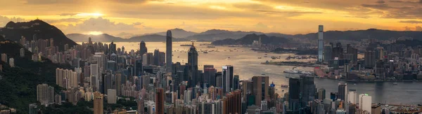 Soluppgång (dag till natt skott) över Victoria Harbour — Stockfoto