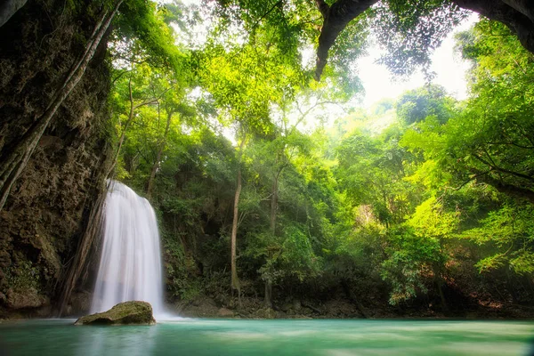 Cachoeira Erawan, Parque Nacional Erawan em Kanchanaburi, Tailândia — Fotografia de Stock