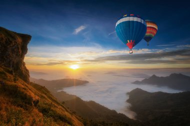 dağ ve sis üzerinde phucheefah güneş doğarken uçurumun