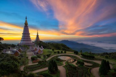 Landmark ikiz pagoda doi Inthanon Milli Parkı içinde