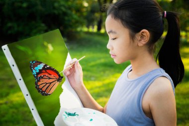 küçük ressam paleti ile kelebek sonra işte