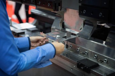 Operatör bükme metal levha sac bükme Makinası