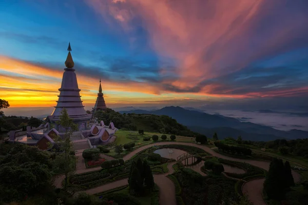 Twin pagoden i doi Inthanon nationalpark — Stockfoto