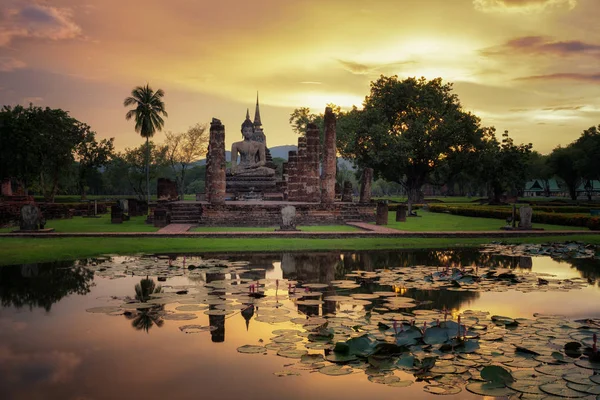 Socha Buddhy na wat mahathat v sukhothai historický park — Stock fotografie