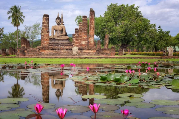 Estatua de Buda en Wat Mahathat en Sukhothai — Foto de Stock