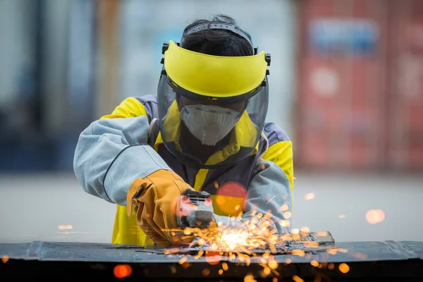 Mitarbeiter schleift Stahl mit Funken — Stockfoto