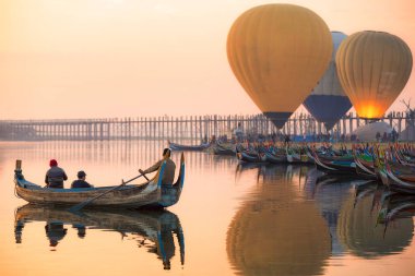 Tekne ve sıcak hava balonu ile U olmak köprü