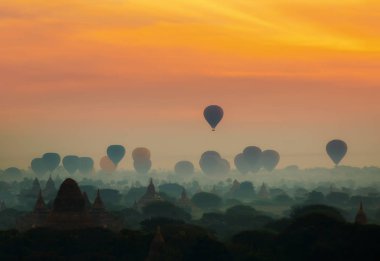 cenic gündoğumu Bagan Myanmar yukarıda birçok sıcak hava balonları